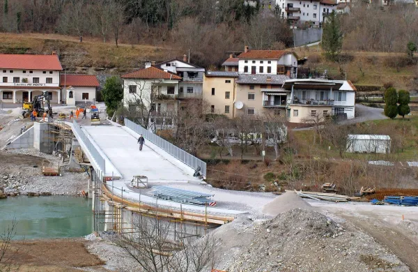 Most čez Sočo v Plavah so razširili in nekoliko dvignili, kar je 
dobrodošlo predvsem zaradi poplav. Tako je bilo na gradbišču februarja.  