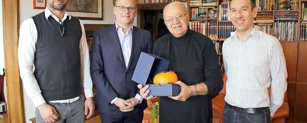 Odgovorni urednik TV Koper Capodistria Matej Sukič, Primorskih novic Antiša Korljan in Radia Koper Andrej Šavko ob 
predaji zlatega jabolka osebnosti Primorske 2016 Vasji 
Klavori.