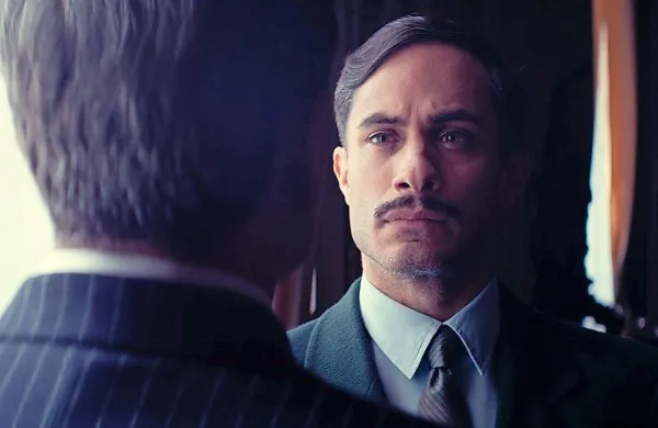 V Nerudi Pabla Larraina igra tudi Gael Garcia Bernal.