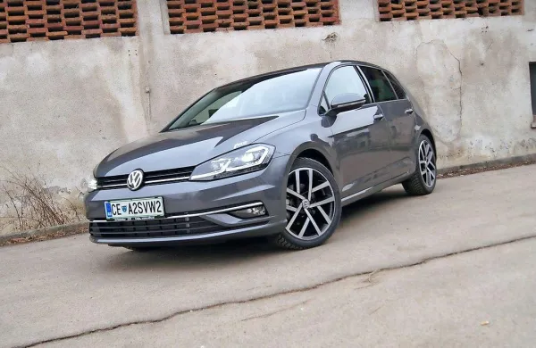 Prenovljeni golf odlikujejo manjši popravki na sprednjem in zadnjem delu.

