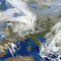 Nad večjim delom Evrope se postopno krepi anticiklonsko 
območje.