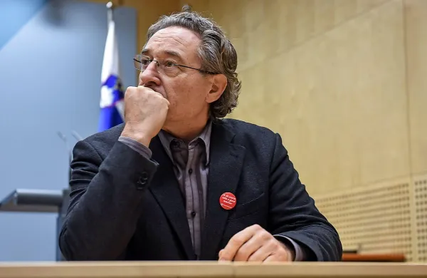 Branimir Štrukelj: “Res je, da zdravniki niso 
uveljavili svoje zahteve po izločitvi iz plačnega 
sistema, vendar znotraj plačnega sistema 
vzpostavljajo Sierra Leone, torej neko avtonomijo, 
ki ima vedno manj stika s plačnim sistemom, ki 
velja za ostali del javnega sektorja.” 