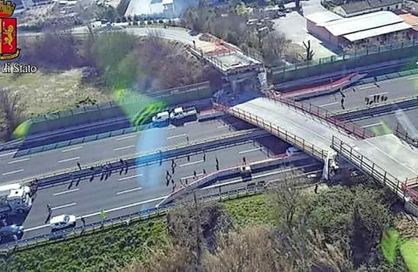 V bližini severnoitalijanskega mesta Ancona se je danes zrušil 
nadvoz in padel na avtocesto.