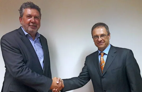 Predsednik nadzornega sveta družbe Hit Marino Furlan (levo) 
je čestital novemu predsedniku uprave Janezu Mlakarju.