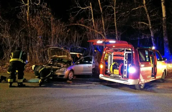  Na cesti Bukovje-Belsko je voznica zapeljala s ceste ter trčila 
v brežino in drevo, nato pa jo je odbilo nazaj na cesto.