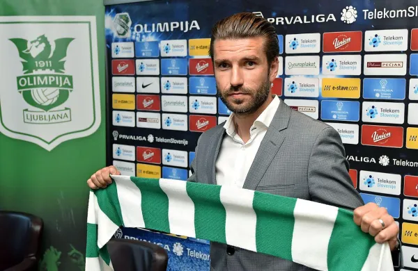 Luko Elsnerja (na fotografiji), ki je službo izgubil po dveh 
porazih v uvodu spomladanskega dela Prve lige Telekom 
Slovenije, je zamenjal stari znane Olimpijine klopi Marijan 
Pušnik.