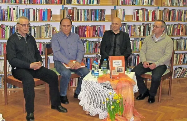 Knjigo so z različnih vidikov predstavili (z leve) čebelar Jožef 
Švagelj, avtorjev vnuk Milan Vodopivec, oblikovalec Andrej 
Berlot in urednik Borut Koloini.  