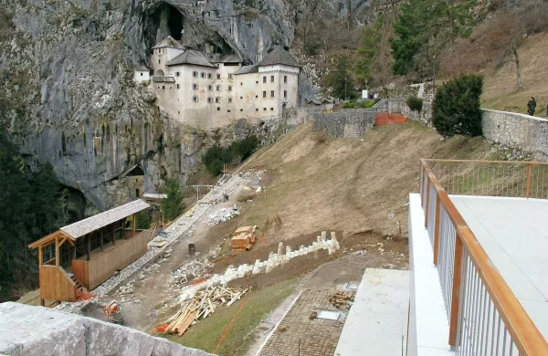 Predjamski grad bo glavnino turistov dočakal z nekaj spremenjeno podobo okolice, a ne še z več reda na parkiriščih.  