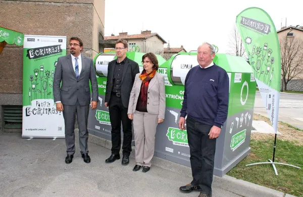 Župana Tadej Beočanin in Ivan Princes, direktor javnega 
podjetja Egon Stopar in predstavnica podjetja Zeos Alenka 
Gruden Belavič so podpisali listine o  skupni skrbi za zmanjševanje e-odpadkov.  