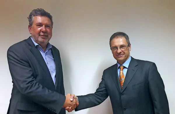 Hitovi nadzorniki, ki jim predseduje  Marino Furlan (levo), so 
za novega predsednika Hitove uprave soglasno podprli 
Janeza Mlakarja.