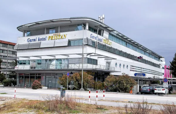 Avstrijska slaba banka Heta prodaja dobršen del poslovnega objekta Barka ob Ferrarski ulici v Kopru.