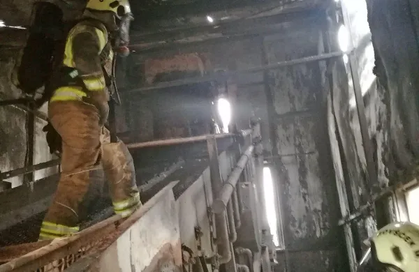 Požar je uspelo pogasiti 22 gasilcem iz Tolmina in Mosta na 
Soči.