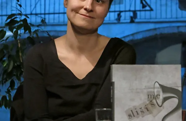 Simona Semenič v knjižnem prvencu naniza   tri že uprizorjene 
monologe in jih poveže z današnjimi komentarji.