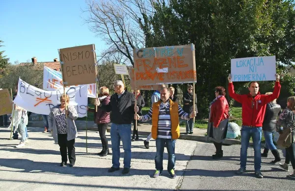 Protestna shoda proti in v prid beguncem na &Scaron;kofijah brez izgredov (foto)