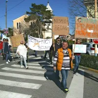 Protestna shoda proti in v prid beguncem na &Scaron;kofijah brez izgredov (foto)
