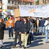 Protestna shoda proti in v prid beguncem na &Scaron;kofijah brez izgredov (foto)