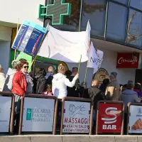 Protestna shoda proti in v prid beguncem na &Scaron;kofijah brez izgredov (foto)