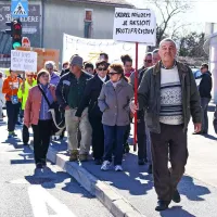 Protestna shoda proti in v prid beguncem na &Scaron;kofijah brez izgredov (foto)