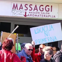 Protestna shoda proti in v prid beguncem na &Scaron;kofijah brez izgredov (foto)