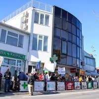 Protestna shoda proti in v prid beguncem na &Scaron;kofijah brez izgredov (foto)