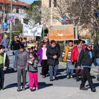 Protestna shoda proti in v prid beguncem na &Scaron;kofijah brez izgredov (foto)