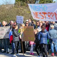 Protestna shoda proti in v prid beguncem na &Scaron;kofijah brez izgredov (foto)