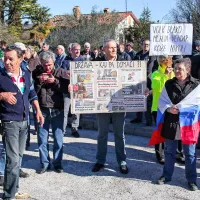 Protestna shoda proti in v prid beguncem na &Scaron;kofijah brez izgredov (foto)
