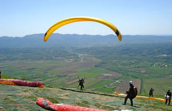 Jadralni padalec je strmoglavil vzhodno od vzletišča na Lijaku.