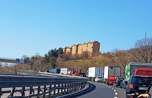 Zaradi prometne nesreče je nastal dolg zastoj. 