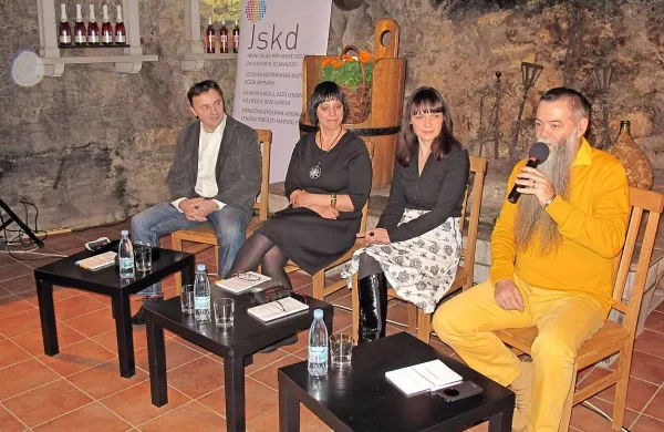 Z avtorji pesniške zbirke Vrvohodci (z leve) Albertom Halászom, Magdaleno Svetina Terčon in Simono Solina, se je na 
sežanski predstavitvi pogovarjal David Terčon. 