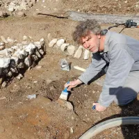 Miha Mlinar med raziskovanjem rimskodobne hiše. 