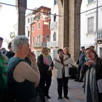 Ne, v ozadju ni znamenita rdeča hiša na piranskem Tartinijevem trgu, ampak ena od številnih 
palač v Trevisu.  