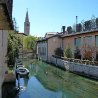Sacile. Lahko pa bi bile tudi Benetke, ali ne?  