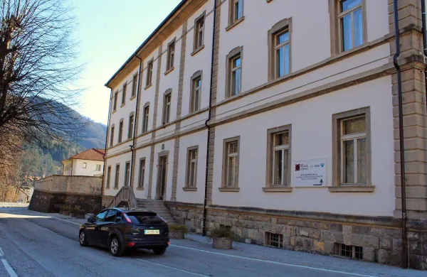 Občina Cerkno želi za ureditev zdravstvene postaje kupiti 
bivšo poslovno stavbo Ete, a načrt še visi v zraku.

