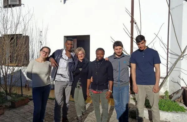 Sara, Alhajie, Grazia, Syilvester, Gianni in Ainullah na dvorišču hiše v Štarancanu 