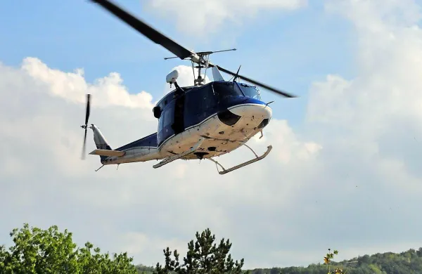 Pri iskanju pogrešane je sodeloval tudi policijski helikopter.
