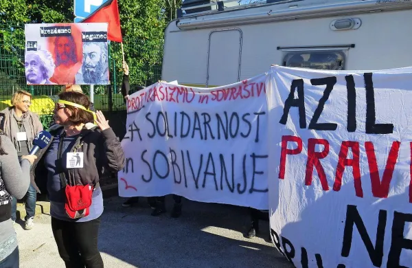 Udeleženci shoda, ki podpirajo namestitev beguncev na 
Škofijah, so v ospredje postavljali solidarnost, strpnost in 
sobivanje.