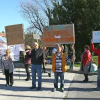 Udeleženci protestnega shoda so se oborožili s transparenti, 
s katerimi so dali jasno vedeti, kaj si mislijo o nameri 
države. 