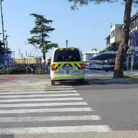 Vozilo redarjev na prehodu za pešce: pogost prizor na 
krožišču pred vhodom v Luko Koper.