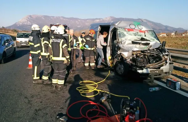 Kombi, s katerim so se s priprav vračale mlade kolesarke, je včeraj 
zjutraj na avtocesti pred Postojno trčil v zadnji del tovornjaka.