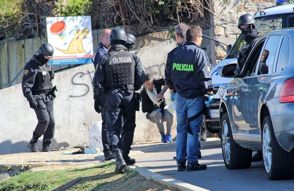 V začetku oktobra so enega od osumljenih aretirali v Izoli. 
Pred policisti je najprej bežal z avtom, nato pa je zabredel še 
v morje. 