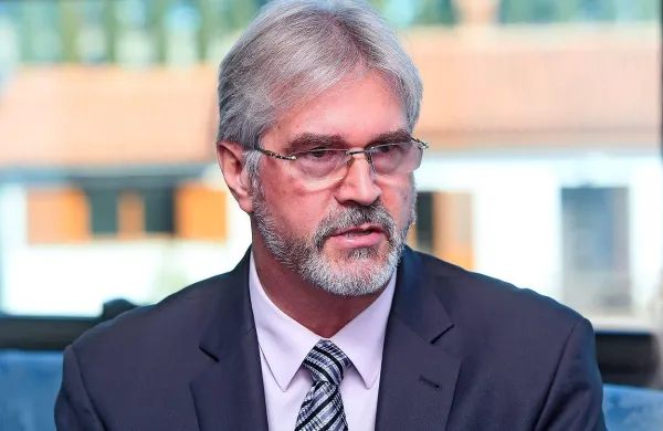 Prof. dr. Igor Gregorič: “Kazni bi morale biti 
izjemno visoke za  zdravnike, za katere se izkaže, 
da so neetični, nemoralni, da delajo škodo - da 
povzročajo  namerno škodo bolnikom, ob tem celo 
ne prekinejo dela, četudi vidijo, da so izidi po 
njihovih posegih in načinih zdravljenja slabi.”