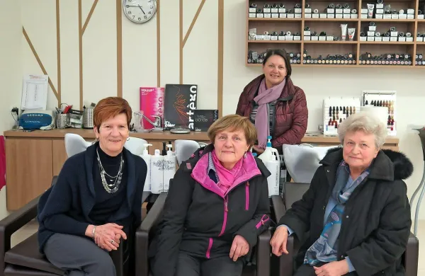Vilma Karlovič, Pavla Šuligoj in Zmaga Kovačič (z leve) so v Frizerstvu Sežana delale celo 
delovno dobo. V ozadju je zdajšnja direktorica Marjana Pranjić.