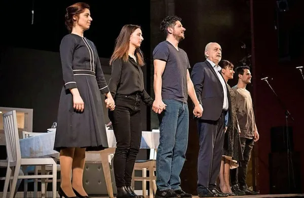 V predstavi Teorema, razdeljeni na dva dela, “milanskega” in “tržaškega”, igrajo (z leve) Nikla Petruška Panizon, Sara Gorše, 
gost z Reke Jasmin Mekić, Vladimir Jurc, Maja Blagovič in Tadej Pišek. 