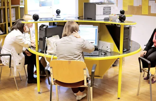 Programu za trajno zaposlovanje mladih so namenili 27,7 
milijona evrov.