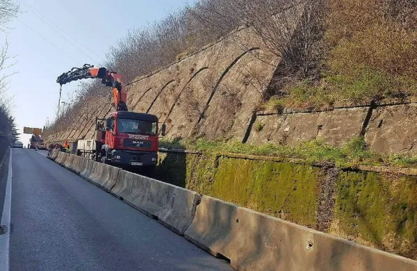Dela na cesti med Izolo in Sečovljami