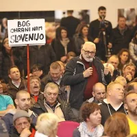 Leon Sevšek: “Ali bo država poskrbela tudi za mojega  sina , ki 
zdaj plačuje zelo  drago najemnino in komajda shaja čez 
mesec, pa oba s partnerko delata.” 