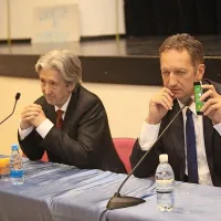 Kar sredi Šeficove razlage je župan Popovič iz žepa potegnil 
mobilni telefon in poklical ljubljanskega župana Zorana 
Jankoviča, ki je pojasnjeval, da je državi ponudil 500 ležišč za 
begunce, vendar do zdaj vanje niso namestili še niti enega.
