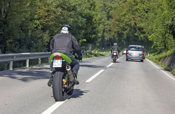 Z lepim vremenom na ceste prihajajo tudi motoristi.