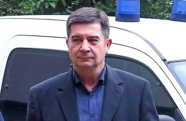 Roberta Časarja so včeraj iz koprskega zapora, kjer prestaja 
zaporno kazen zaradi spornih poslov na Orleški gmajni, na 
sodišče pripeljali le za kratek čas.